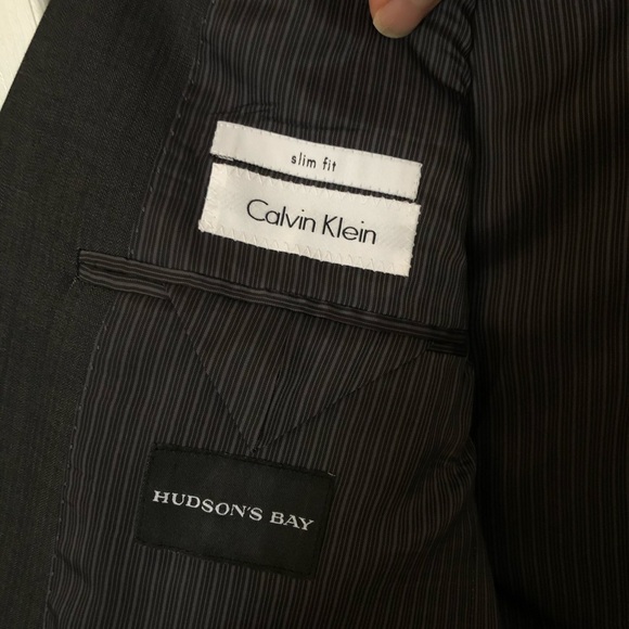 Slim fit blazer. Made in Canada by Calvin Klein - Picture 3 of 6